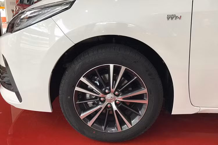 Trong khi đó, hông của xe không có nhiều thay đổi, bản 2.0V sẽ sử dụng mâm đúc 16 inch giống phiên bản 1.8 AT. Bản 2.0V còn đi kèm gạt mưa tự động, gương chiếu hậu tự động gập và điều chỉnh khi lùi. Phiên bản 2.0V không có bộ bodykit thể thao như phiên bản 2.0 Sport.