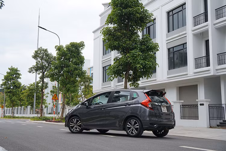 Một điểm thú vị nữa trên các dòng xe Honda đó chính là chế độ tiết kiệm nhiên liệu ECON. Theo đó ở chế độ này, hệ thống sẽ tính toán và điều chỉnh hoạt động của xe để tối đa hóa khả năng tiết kiệm nhiên liệu và chế độ ECO coaching giúp người lái điều khiển xe với hiệu quả nhiên liệu cao hơn thông qua việc thay đổi dải màu sắc hiển thị trên đồng hồ trung tâm. Tất cả tạo nên hiệu quả tiêu thụ nhiên liệu tối ưu nhất.
