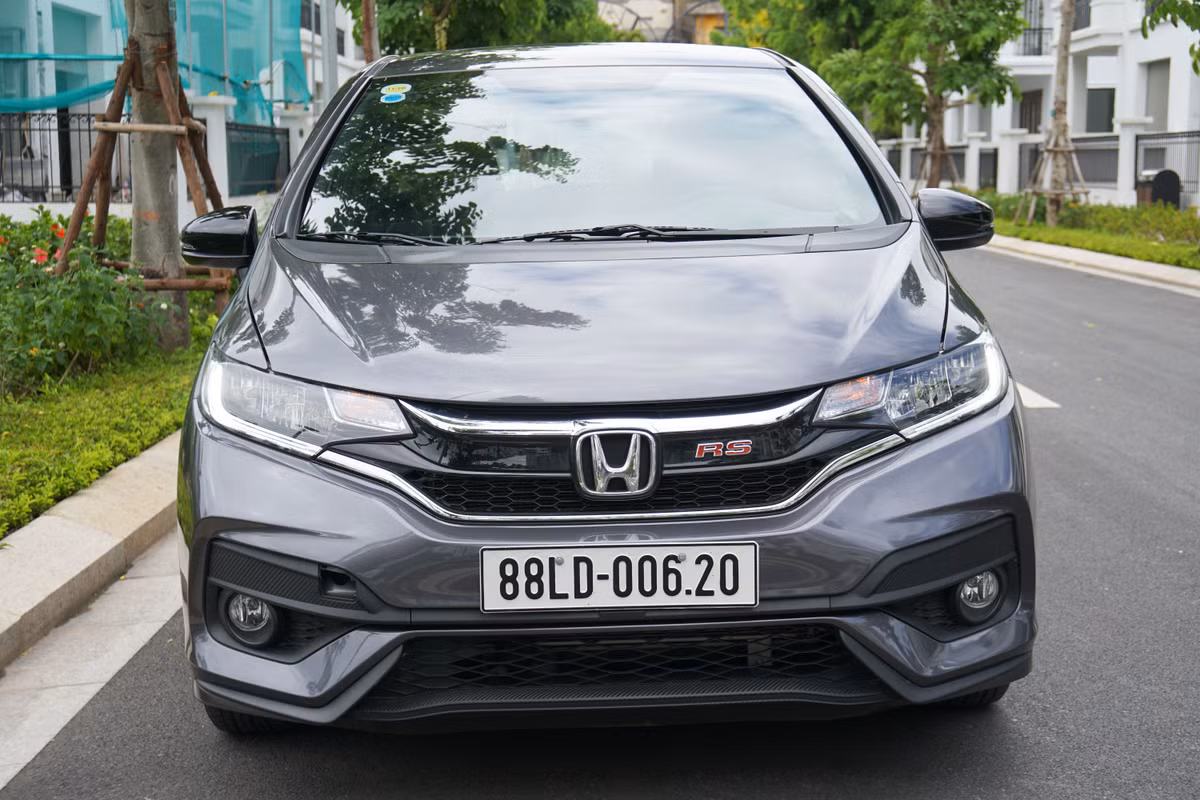 Jazz có thiết kế mang đậm chất ADN của những mẫu xe Honda mới hiện nay. Trên phiên bản V và VX, phần trước xe có thiết kế hiền hòa hơn, trong khi phiên bản RS có cản trước thể thao, góc cạnh. Phiên bản RS được trang bị cụm đèn pha LED, đèn sương mù halogen tiêu chuẩn, và hai phiên bản còn lại chỉ sử dụng cụm đèn halogen phản xạ đa chiều.