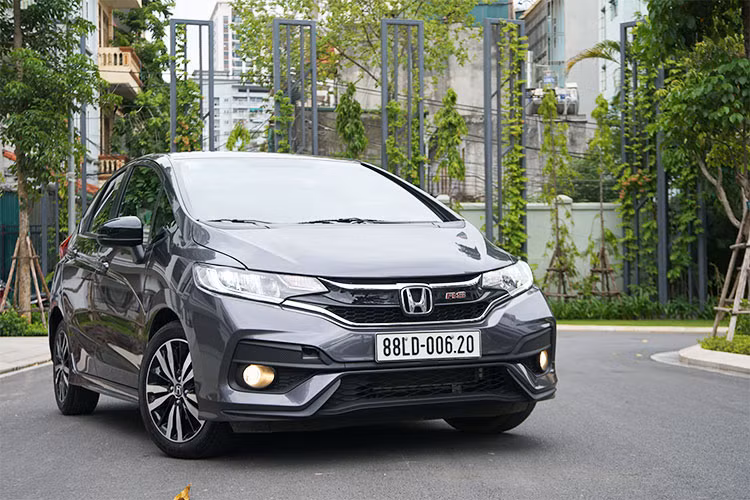 Có thể nói Honda Jazz là chiếc xe đáng mua nhất ở phân khúc Hatchback hạng B. Với mức giá tốt, cùng thiết kế ngoại thất trẻ trung, không gian nội thất rộng rãi được xem là một lợi thế lớn. Tại thị trường Việt Nam, Honda sẽ phân phối chính hãng chiếc xe Jazz với 3 phiên bản cấu hình, gồm V (tiêu chuẩn), VX và RS (cao cấp nhất) với mức giá từ 544 triệu đồng.