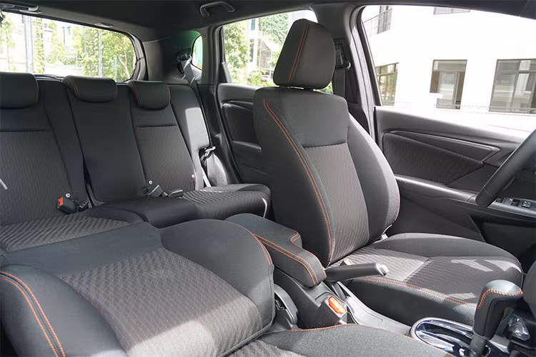 Hệ thống điều hòa trên Honda Jazz 2018 cũng hoạt động khá ổn định. Phiên bản V chỉ trang bị điều hòa chỉnh tay thông thường, hai phiên bản cao cấp hơn được trang bị hệ thống điều hòa tự động điều chỉnh bằng cảm ứng. Tính năng mặc dù hiện đại, nhưng ít nhiều chúng ta sẽ phải để mắt đến khi thay đổi nhiệt độ hay tốc độ quạt gió của Honda Jazz VX và RS, từ đó gián tiếp gây mất tập trung khi lái xe.