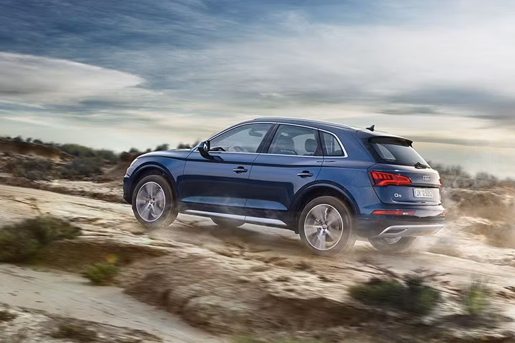 Audi cho biết, mẫu crossover điện Audi Q5 55 TFSI e quattro sử dụng khối động cơ TFSI mạnh 248 mã lực và 370 Nm mô-men xoắn. Thêm vào đó, một động cơ điện sẽ được tích hợp vào hộp số 7 cấp S-Tronic để cho ra công suất 141 mã lực và mô-men xoắn 350 Nm.