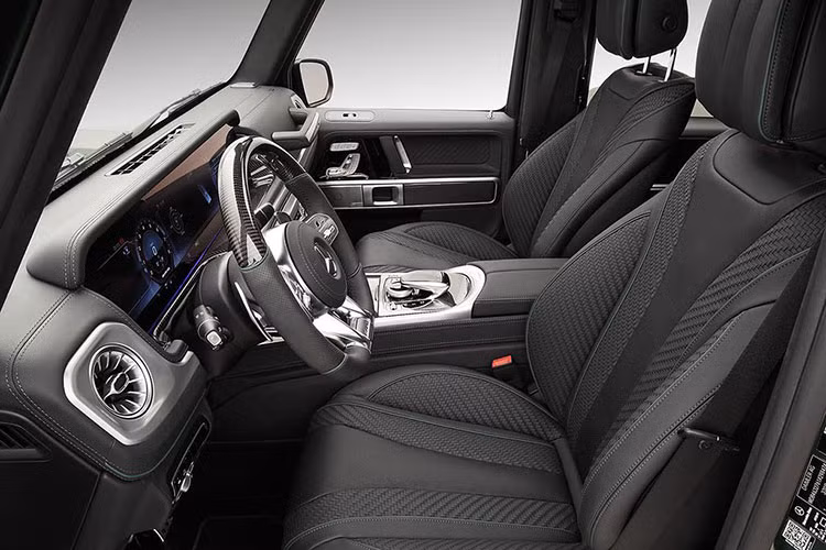 Ngoài ra, TopCar còn sẵn sàng đáp ứng nhu cầu của khách hàng nếu muốn nâng cấp nội thất cho xe, với các vật liệu cao cấp nhất hiện nay.