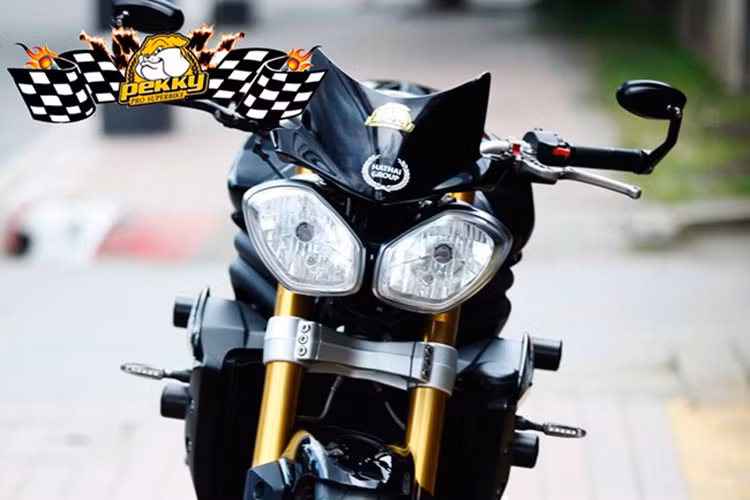 Cụm đèn pha thiết kế độc đáo kiểu "mắt liếc" của Triumph Speed Triple với ốp núp gió cực ngầu, luôn thu hút với các tín đồ đam mê PKL.