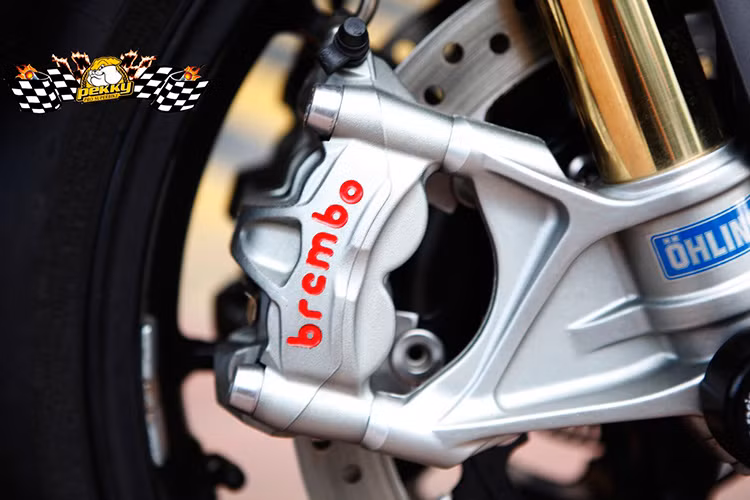 Cụm phanh trước của xe được thay mới bằng heo Brembo M50 hàng hiệu.