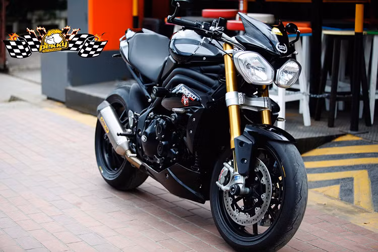  Triumph Speed Triple là mẫu nakedbike phong cách Roadster mạnh mẽ và độc đáo. Dòng xe này khá là được ưa chuộng bởi các dân chơi tại Châu Âu , và khu vực Châu Á cũng không ngoại lệ.
