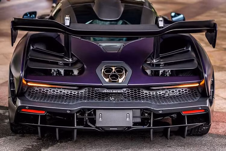 Chiếc siêu xe McLaren Senna ở Hồng Kông mang màu sơn tím mờ, đây là bộ áo do bộ phận McLaren Special Operations (MSO) tạo ra. Đối lập với màu sơn tím mờ, ngoại thất siêu xe McLaren Senna thứ 2 cập bến Hương Cảng còn có nhiều chi tiết bằng sợi carbon nhám.