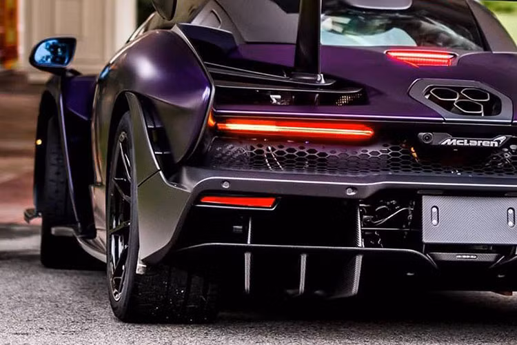 Nguồn cung cấp sức mạnh của McLaren Senna là khối động cơ xăng V8, tăng áp kép, dung tích 4.0 lít, lấy từ siêu phẩm 720S đã có mặt tại Việt Nam. Tất nhiên, khối động cơ này đã được tinh chỉnh lại nhằm giúp McLaren Senna có công suất tối đa lên đến 789 mã lực và mô-men xoắn cực đại 800 Nm.