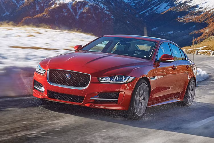  Jaguar XE 2017 đã chính thức trình làng tại Châu Âu. Điểm ấn tượng nhất của nó có lẽ là phân khúc cấp thấp của mẫu sedan này được nâng cấp lên hệ thống dẫn động 4 bánh toàn thời gian.