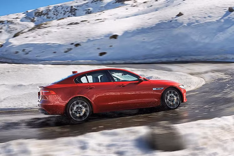 Tại thị trường quê nhà Anh quốc, Jaguar XE 2017 sẽ được bán với mức giá khởi điểm từ 26.990 bảng Anh (tương đương 41.051 USD, khoảng 1 tỷ đồng). Giá bán Jaguar XE tại thị trường Mỹ sẽ thấp hơn khá nhiều bao gồm 3 phiên bản đi kèm tùy chọn động cơ.
