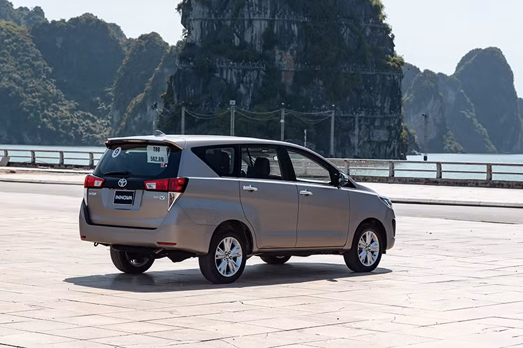 Kết quả này cũng không có gì ngạc nhiên vì Toyota Innova đời cũ đã đánh mất sức hấp dẫn trong vài năm trở lại đây do sự xuất hiện của hàng loạt mẫu MPV cỡ nhỏ rẻ hơn và đẹp hơn mà vẫn đáp ứng đủ nhu cầu sử dụng. Giá bán của Toyota Innova cũng không phải là quá rẻ, dao động từ 755 - 995 triệu đồng. 
