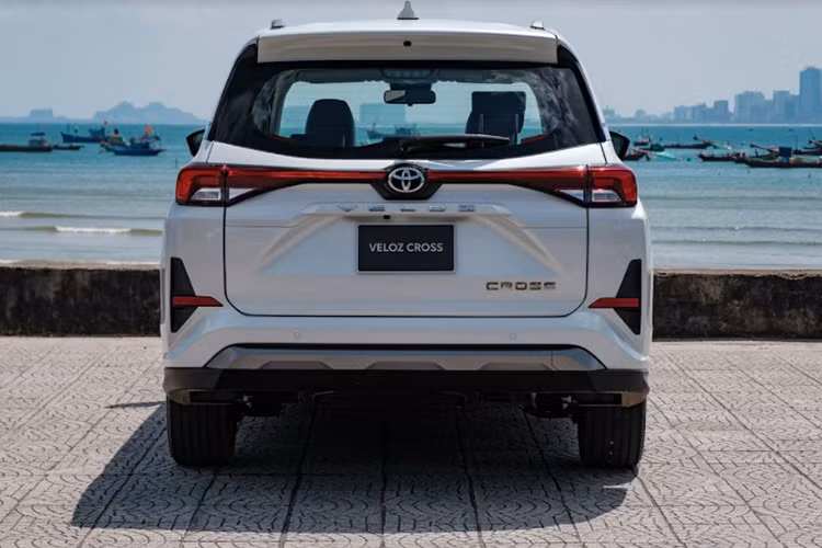 Bên cạnh thương hiệu uy tín, Toyota Veloz Cross còn thuyết phục người Việt bằng thiết kế MPV lai SUV khỏe khoắn, trang bị phong phú trong phân khúc và giá bán vừa phải, dao động từ 658 - 698 triệu đồng cho 2 phiên bản. Điểm nhấn của đại diện nhà Toyota nằm ở những trang bị như gói công nghệ an toàn chủ động Toyota Safety Sense, điều hòa tự động, phanh tay điện tử, màn hình giải trí 9 inch, đèn pha LED,...