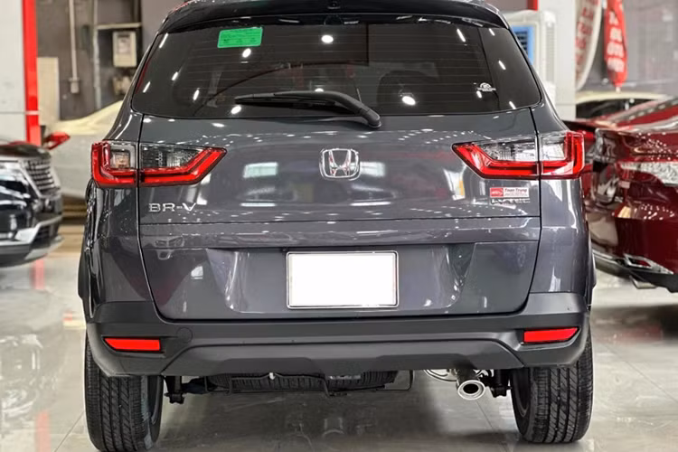 Trong phân khúc MPV cỡ nhỏ tại Việt Nam, Honda BR-V không phải là rẻ với giá bán từ 661 - 705 triệu đồng cho 2 phiên bản. Bù lại, mẫu xe nhà Honda lại sở hữu thiết kế MPV lai SUV đẹp mắt và hệ thống an toàn hiện đại. 