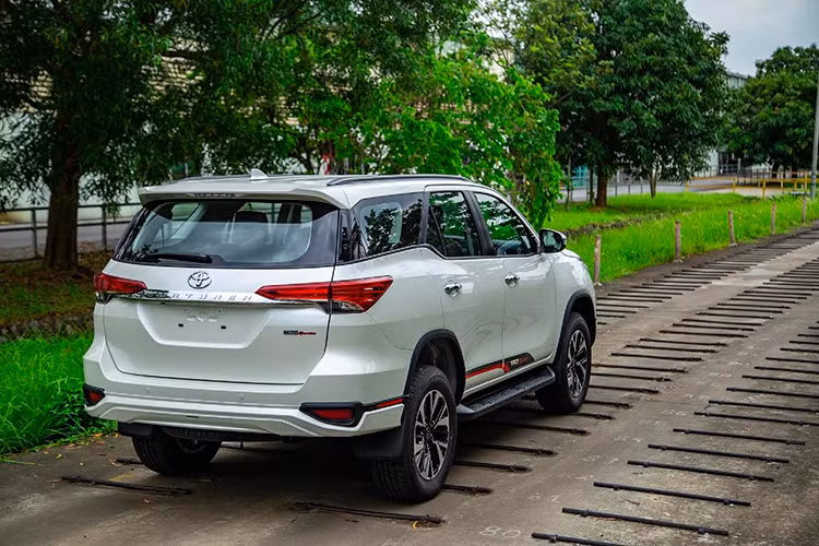 Trong đó, TMV giới thiệu 2 phiên bản Toyota Fortuner mới 2.7 4×4 máy xăng số tự động và phiên bản 2.7 4×2 máy xăng TRD, nâng tổng số phiên bản được phân phối tại thị trường Việt Nam lên 6 phiên bản.