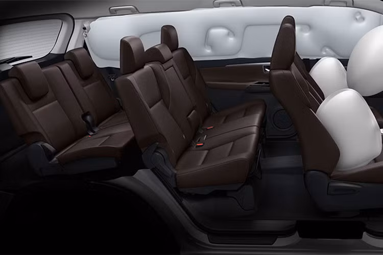 Trên các phiên bản cao cấp, Fortuner nay đã được trang bị thêm ghế phụ điều chỉnh điện 8 hướng. Trước đây dòng xe này cũng có ghế chỉnh điện, tuy nhiên chỉ có ghế lái mới có thể điều chỉnh được. Hàng ghế sau của xe có cửa gió điều hòa độc lập, có thể gập lưng 60/40 và chỉnh tay.