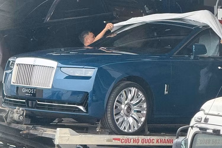 Chiếc Rolls-Royce Ghost Series II 2025 mới bất ngờ xuất hiện tại Việt Nam đang lan truyền nhanh chóng trên các diễn đàn và hội nhóm yêu xe. Chiếc sedan siêu sang bị bắt gặp khi đang được đưa lên hoặc hạ xuống khỏi xe chuyên chở tại một địa điểm không được tiết lộ.