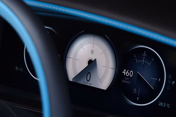 Rolls-Royce còn cung cấp thêm tùy chọn ốp nội thất mới như gỗ Grey Stained Ash và vải Duality Twill làm từ sợi tre - một loại chất liệu đặc biệt được hãng đầu tư tới một năm để phát triển.