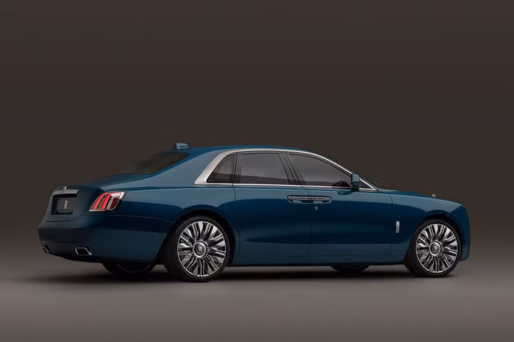 Theo xác nhận từ Rolls-Royce Motor Cars Việt Nam, mẫu Ghost Series II sẽ chính thức trình làng vào ngày 17/4 tới đây trong một sự kiện được tổ chức tại TP.HCM. Đây là phiên bản nâng cấp giữa vòng đời của Ghost, sau khi thế hệ hiện tại được giới thiệu vào năm 2020.
