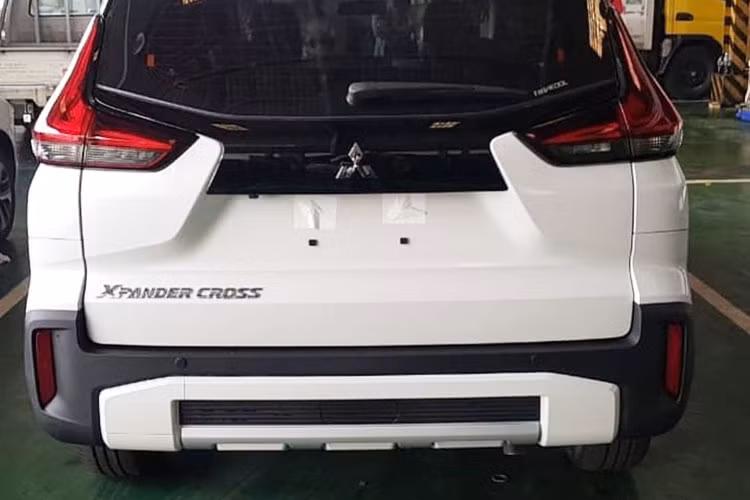 Ngoài ra, xe còn có baga nóc và chiều cao gầm được nâng 20 mm lên 225 mm. Những chi tiết này giúp Mitsubishi Xpander Cross 2020 mới trông giống xe SUV hơn so với hiện tại. Trên cửa cốp sau còn có logo “Xpander Cross”, tương tự trên nắp capô, như dấu hiệu nhận biết rõ ràng nhất.