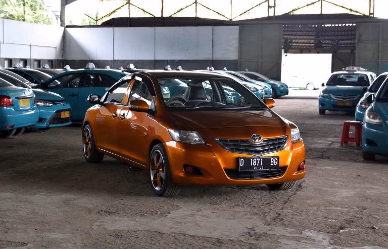Theo phía cảnh sát Indonesia cho hay, trước khi thực hiện bản độ Toyota Vios này, chủ nhân của nó còn không có giấy phép thay đổi màu sơn và kết cấu hình dạng chiếc xe. Hơn nữa, chiếc xe này còn có 2 biển số cùng 2 giấy tờ đăng ký khác nhau.