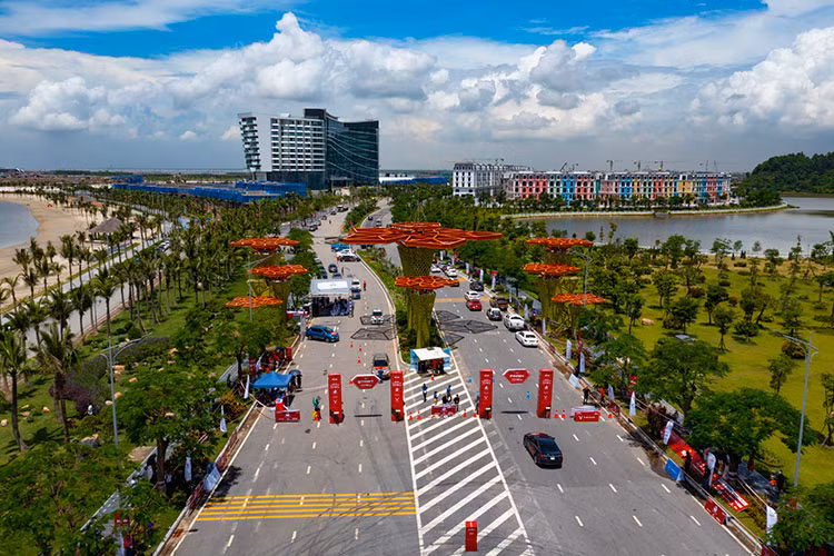 Ngày 10/7 vừa qua, giải đua xe gymkhana do diễn đàn otofun tổ chức tại Hải Phòng quy tụ nhiều tay đua chuyên nghiệp và bán chuyên với đủ thể loại ôtô, nhưng gây chú ya nhất chính là những chiếc xe ôtô điện Vinfast VF e34. Trong buổi thi phân loại, ban tổ chức cho phép vận động viên sử dụng xe cá nhân để thực hiện bài thi đi sa hình tính thời gian.