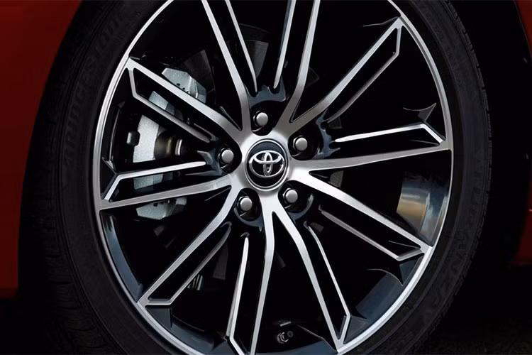 Chiếc sedan hạng sang cỡ lớn này sở hữu chiều dài 4.978mm, rộng 1.849mm, cao 1.435mm và trục cơ sở dài 2.870mm. Thân xe được làm mới với những đường gân dập nổi tinh tế kết hợp các góc cạnh sắc sảo cũng khiến cho nó tạo được ấn tượng thị giác mạnh với người dùng.