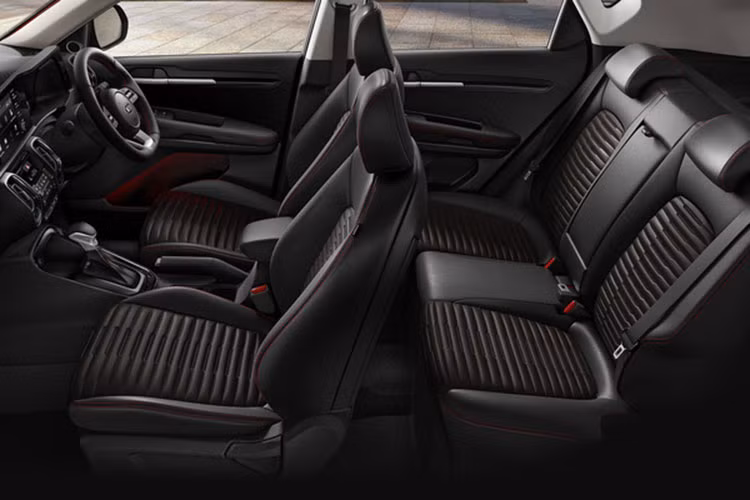 Thiết kế Sonet có khá nhiều điểm tương đồng với "đàn anh" Kia Sorento. Xe được trang bị đèn pha LED tích hợp đèn DRL "Heartbeat", lưới tản nhiệt mũi hổ viền chrome, la-zăng 16 inch và đèn hậu LED.