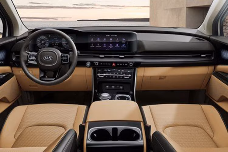 Kia Sedona 2021 sở hữu thiết kế trẻ trung, thể thao hơn với lưới tản nhiệt dạng kim cương 3D, cụm đèn LED tích hợp dải đèn đèn chạy ban ngày tạo hình góc cạnh, bộ mâm phay bóng 19 inch, cụm đèn hậu LED và cánh gió thể thao ở đuôi xe.