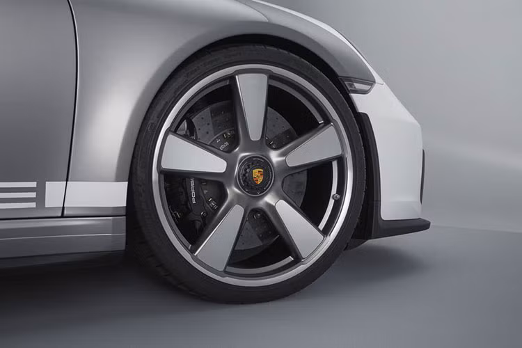 Thân xe bề thế lấy cảm hứng từ mẫu xe 911 Carrera 4 Cabriolet nhưng các vòm bánh xe, nắp ca-pô trước và vỏ thân sau của phiên bản ý tưởng được làm từ sợi cac-bon tổng hợp siêu nhẹ. Mẫu xe được sơn hai màu truyền thống là Bạc GT và Trắng tương tự như trên những mẫu xe đua đầu tiên của hãng Porsche.