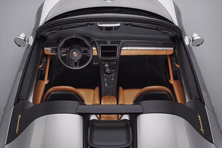 Mang dấu ấn của phiên bản gốc, mẫu xe ý tưởng 911 Speedster cũng sử dụng nắp khoang sau siêu nhẹ được cố định với 8 chốt Tenax thay cho kết cấu mui xếp giúp bảo vệ nội thất khi đỗ xe dưới trời mưa. Nguyên tắc tối giản trên dòng xe Speedster cũng được áp dụng cho không gian nội thất, khi hệ thống định vị, toàn bộ hệ thống giải trí và điều hòa không khí đều được loại bỏ.