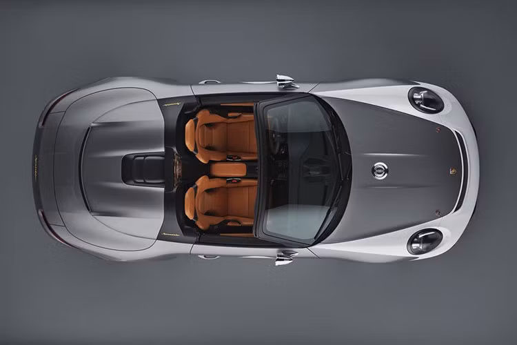 Ghế thể thao được hãng siêu xe Porsche làm bằng vật liệu cac-bon, bọc da Aniline màu nâu sáng Cognac được lấy cảm hứng từ mẫu xe cổ điển tiền nhiệm 356. Bên dưới thân xe, phiên bản ý tưởng 911 Speedster có cấu trúc tối tân. Khung gầm lấy cảm hứng từ 911 GT3, mâm xe 21 inch kiểu Fuchs 5 chấu dạng clover-leaf được đánh bóng nổi bật.