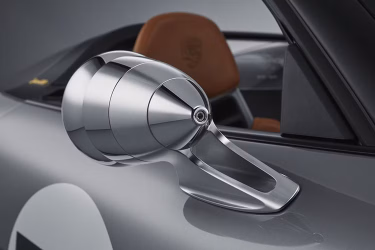 Nhiều chi tiết khác được chế tác tỉ mỉ như nắp bình nhiên liệu được đặt giữa nắp ca-pô trước theo phong cách của thập niên 50, gương chiếu hậu kiểu Talbot cổ điển hay thiết kế độc đáo của cụm đèn trước. Bề mặt của vỏ cụm đèn trước vừa trong suốt vừa nhám mờ tạo hiệu ứng dấu thập giống như một chi tiết thường thấy của Porsche vào những năm đầu tham gia môn đua xe thể thao.