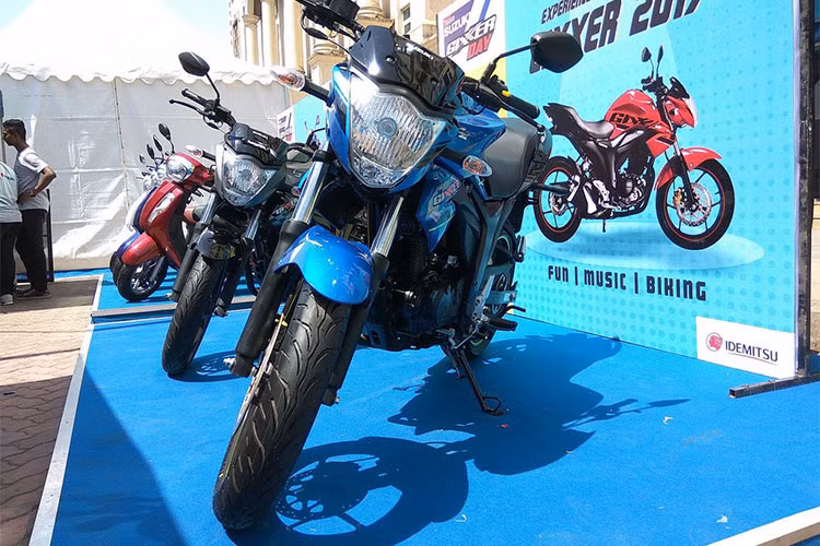 Ở phiên bản 2018 này, Suzuki Gixxer ABS không có nhiều thay đổi về hình thức lẫn trang bị so với bản 2017 trước đây. Mẫu xe mới này vẫn sở hữu thiết kế trẻ trung, khá bắt mắt. Hệ khung sườn của xe được thiết kế với trọng lượng nhẹ, tuy nhiên lại có độ an toàn và ổn định cao.