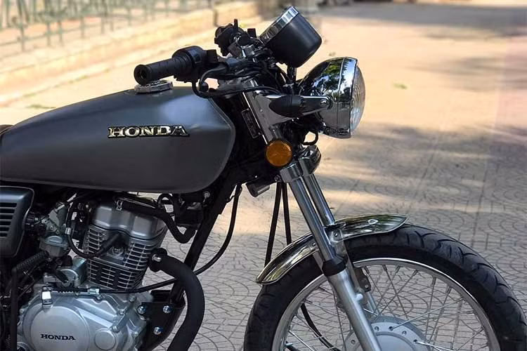 Lướt qua tổng thể của bản độ Honda CG125 này có thể thấy thợ độ không tác động quá nhiều vào bộ khung, bình xăng vốn làm nên "xương sống" cho chiếc xe dáng backbone. Hầu kết các công đoạn là thay mới phụ tùng độ và tinh chỉnh lại một vài chi tiết.
