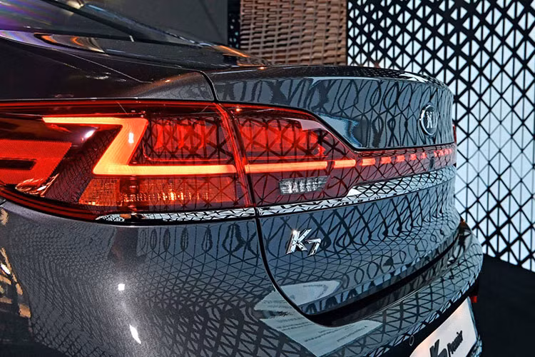 Đúng với phong cách thường thấy, Kia K7 2019 vẫn sở hữu form dáng sedan lai coupe với phần mui sau được làm vát nhẹ xuống đuôi tạo cảm giác thể thao và cá tính hơn. Cụm đèn hậu trên phiên bản mới này được thiết kế với dải đèn Led chạy xuyên suốt đuôi xe, đúng với phong cách thiết kế đèn hậu ngày nay.