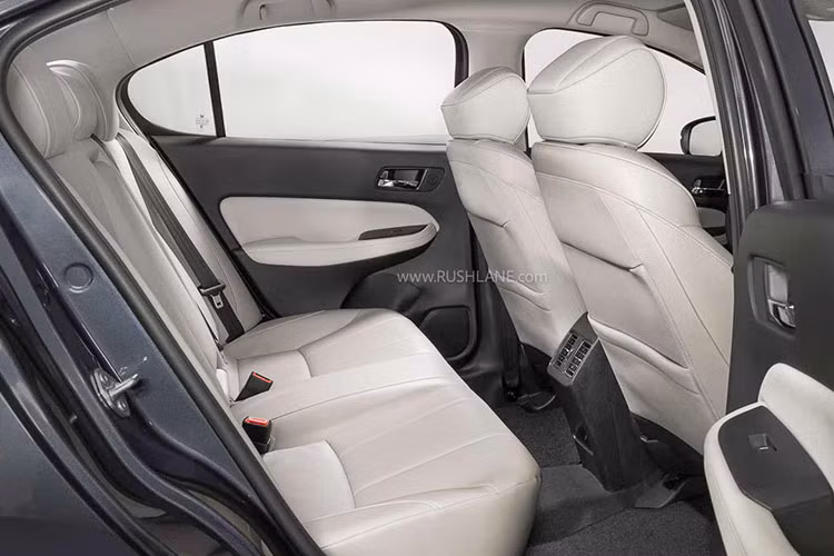 Các nâng cấp khác còn bao gồm sạc không dây, hỗ trợ kết nối không dây với Android Auto và Apple CarPlay. Hàng ghế trước có hai cổng sạc USB Type A, trong khi hàng ghế sau có thêm hai cổng USB Type C.