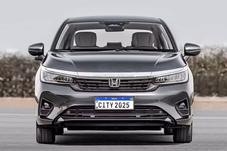 Cả hai biến thể Sedan và Hatchback đều được trang bị mâm hợp kim mới với kích thước tùy chọn 15 inch hoặc 16 inch. Các phiên bản cao cấp được trang bị bộ mâm 2 tông màu, mang đến vẻ ngoài tinh tế và thể thao hơn.