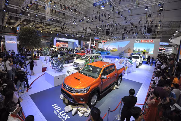 Toyota Viet Nam lap ky luc ban xe trong nam 2015-Hinh-2