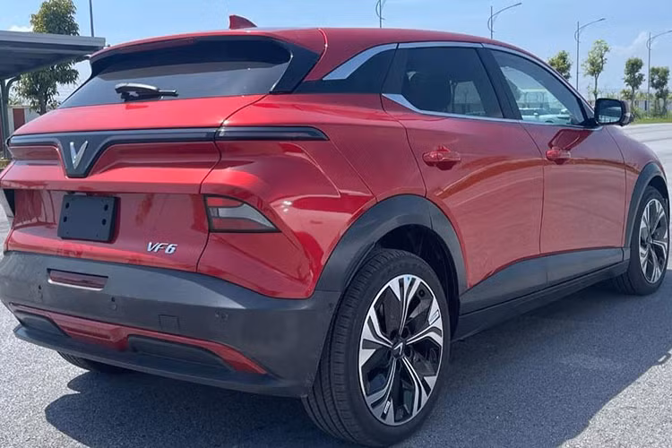 Được định vị trong phân khúc SUV điện cỡ B, VinFast VF6 có kích thước dài x rộng x cao lần lượt 4.238 x 1.820 x 1.594 mm và chiều dài cơ sở 2.730 mm. Như vậy, xe có chiều dài tương tự SUV hạng B nhưng chiều dài cơ sở lại ngang ngửa các mẫu SUV cỡ C điển hình ở Việt Nam như Honda CR-V hay Mazda CX-5.