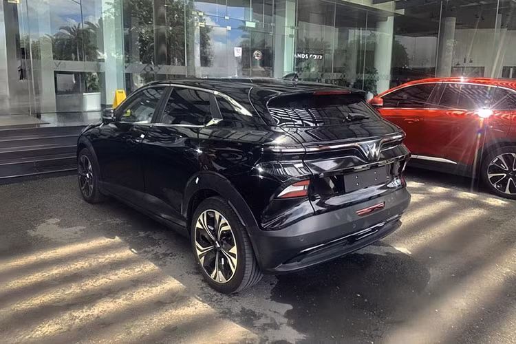 Tương tự xe concept, VinFast VF6 2024 chạy điện phiên bản thương mại cũng có dải đèn hình cánh chim đặc trưng trên đầu xe và đuôi xe. Tiếp theo đó là cụm đèn pha khá lớn và nằm thấp ở hai góc đầu xe. Vành la-zăng của phiên bản thương mại sở hữu thiết kế 5 chấu, phay xước 2 màu tương tự xe concept.