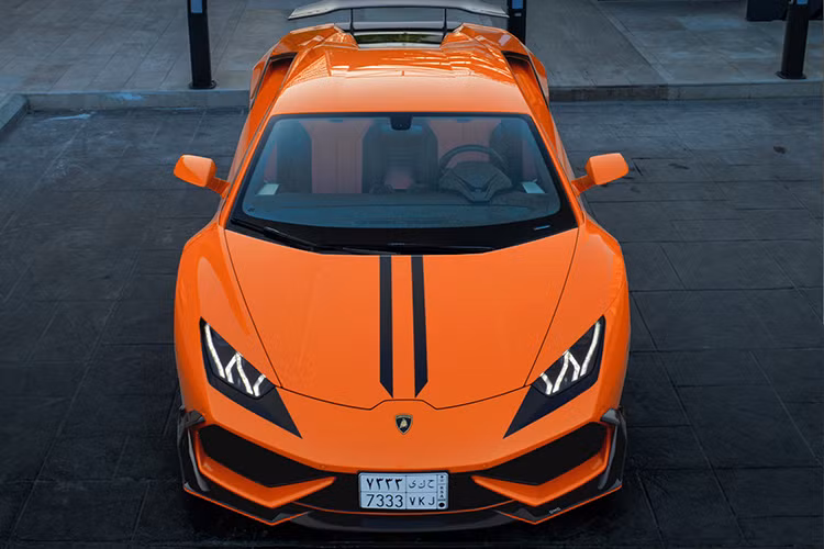 Đúng như tên gọi của mình, Huracan “Cairo Edition” được sơn màu cam rực lửa giống như màu những đụn cát vô tận ở thủ đô Cai-rô, Ai Cập.