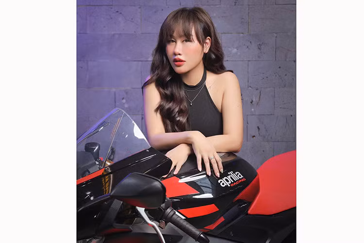 Tiểu Ái là một hot girl nổi tiếng trong cộng đồng môtô phân khối lớn tại Việt Nam. Hình ảnh người đẹp mạnh mẽ rong ruổi trên những "chú ngựa sắt" đã trở nên quen thuộc với những người chơi xe 2 bánh. Mới đây, cô nàng đã có màn đọ dáng cũng siêu môtô Aprilia RSV4 Factory 1100 đầy cá tính.