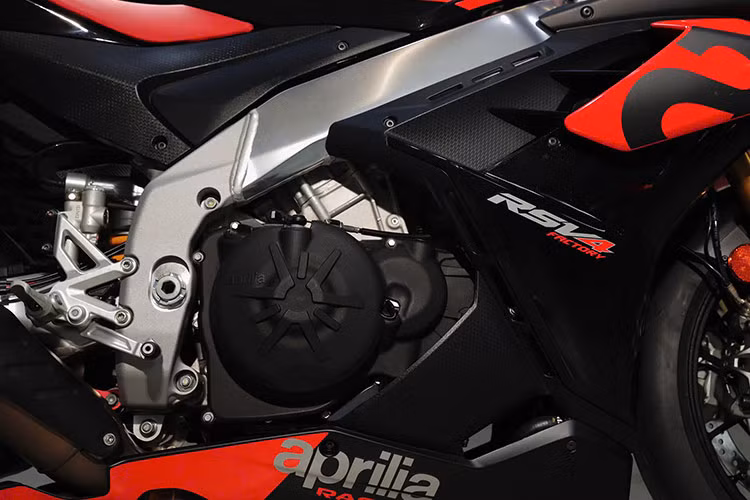 Là một chiếc sportbike đầu bảng, không có gì ngạc nhiên khi Aprilia RSV4 Factory 1100 có đến 6 chế độ lái (3 Road và 3 Track), hệ thống quản lý động cơ AEM, kiểm soát bốc đầu AWC, hỗ trợ tăng tốc xuất phát ALC...