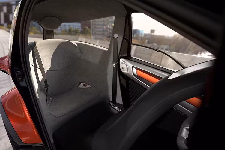 Thương hiệu Seat cũng tin tưởng rằng tính năng thay đổi pin nhanh của chiếc xe điện Minimo nhỏ gọn này cũng có thể giảm bớt chi phí vận hành của một dịch vụ chia sẻ xe đô thị.