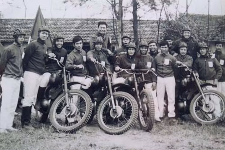 Hàng trăm thanh niên hồ hởi tham gia tuyển chọn vào câu lạc bộ, trong số đó đáng chú ý là có cả những cô gái Hà Thành xinh đẹp, dịu dàng nhưng cũng vô cùng mạnh mẽ.