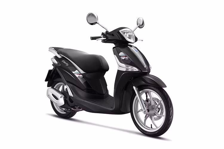Nhờ việc chuyển ắc quy xuống dưới yên, Liberty iGet có hai ngăn đựng đồ trong yếm sau, thích hợp để chứa những vật dụng nhỏ, đồng thời có thể sử dụng để lắp cổng USB (phụ kiện) giúp sạc smartphone. Sàn để chân cho người lái được thiết kế rộng, đồng thời bàn để chân cho người ngồi sau cũng đc đặt ở vị trí thuận tiện.