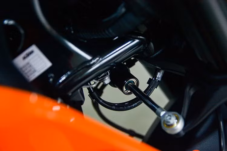 Suspension Pro thêm ba chế độ khác vào các tùy chọn (Track, Advanced, Auto). Chế độ Track sẽ tập trung tối đa vào hiệu suất vận hành trong trường đua. Advanced có thể tùy chỉnh theo cách chạy riêng của người lái với 8 cấp độ điều chỉnh phuộc trước và sau. Trong khi Auto được thiết lập để tự động điều chỉnh giảm xóc phù hợp với người sử dụng, mang tới sự êm ái khi vận hành ở tốc độ thấp và ổn định khi tăng tốc.