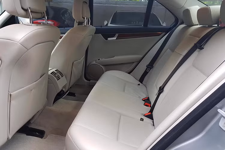 Theo giới buôn bán xe cũ, tuy mất giá nhưng so với các dòng xe Đức cùng phân khúc như BMW 3-Series và Audi A4 thì những chiếc Mercedes-Benz dòng C-Class hiện vẫn được tìm mua hơn, bởi chi phí để "chơi" dòng xe này rẻ hơn nhiều dòng xe sang khác.