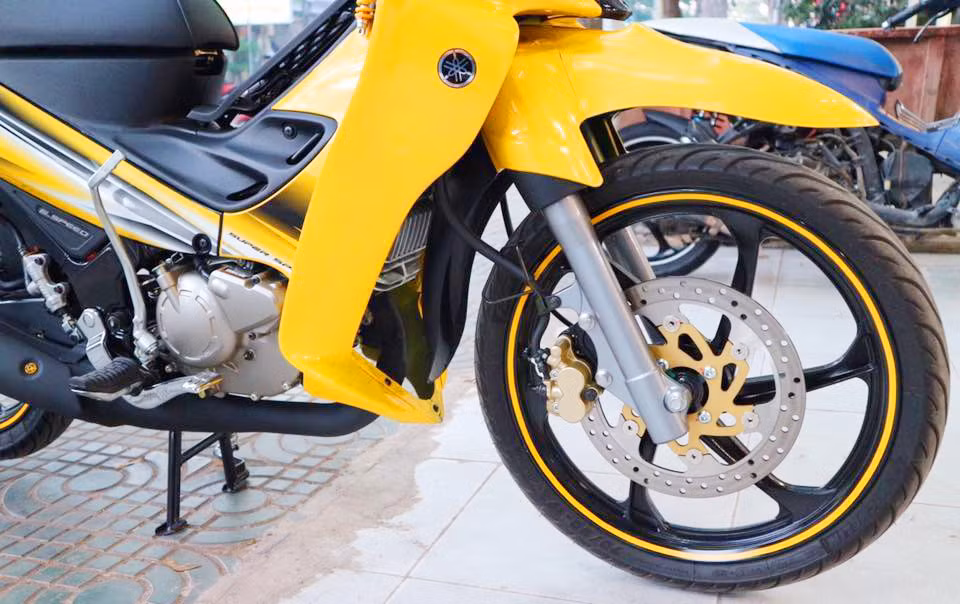 Xe có kích thước dài, rộng, cao lần lượt là 1.900 x 675 1.040 mm, chiều cao yên xe 752 mm và trục cơ sở 1.250 mm. Trọng lượng xe 106 kg và dung tích bình xăng 5,5 lít.