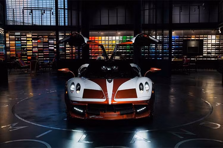 Bản thân mỗi chiếc siêu xe Pagani Huayra đều là "độc bản", do đều ít nhiều được cá nhân hóa theo sở thích. Tuy nhiên cũng giống như "tiền bối" Huayra trước đó, Pagani không ngừng tạo ra những chiếc Huayra đặc biệt. Mới đây, hãng đã tạo ra chiếc Pagani Huayra Lampo với số lượng sản xuất chỉ đúng 1 chiếc, được trang trí bởi studio Garage Italia Customs tại Ý.